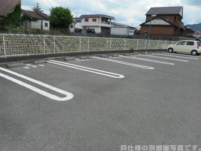 【紀の川市藤崎のアパートの駐車場】