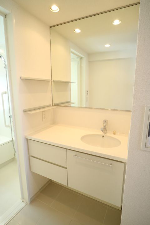 洗面設備　広めの独立洗面台