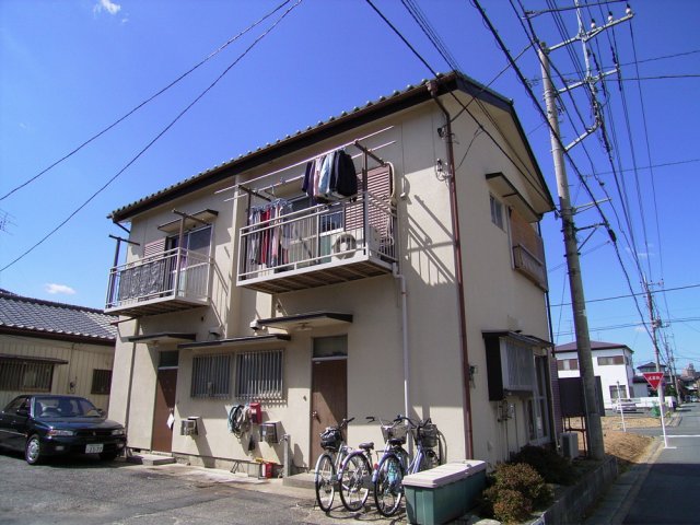 東松山市六軒町のアパートの建物外観