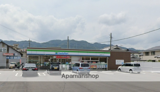 コンビニ　ファミリーマート（コンビニ）まで132m