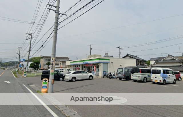コンビニ　ファミリーマート（コンビニ）まで469m