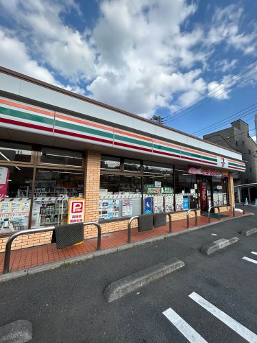 コンビニ　セブンイレブン足立青井３丁目店（コンビニ）まで523m