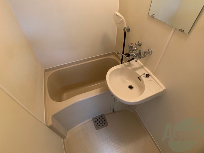 バス・シャワールーム　バスルームは狭すぎず、シャワーも浴びやすそうです。