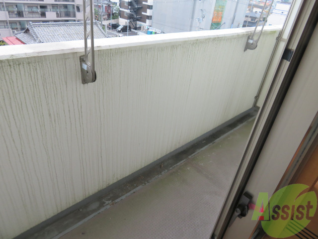 バルコニー　バルコニーは天気の良い日には洗濯物も良く乾きそうですね。