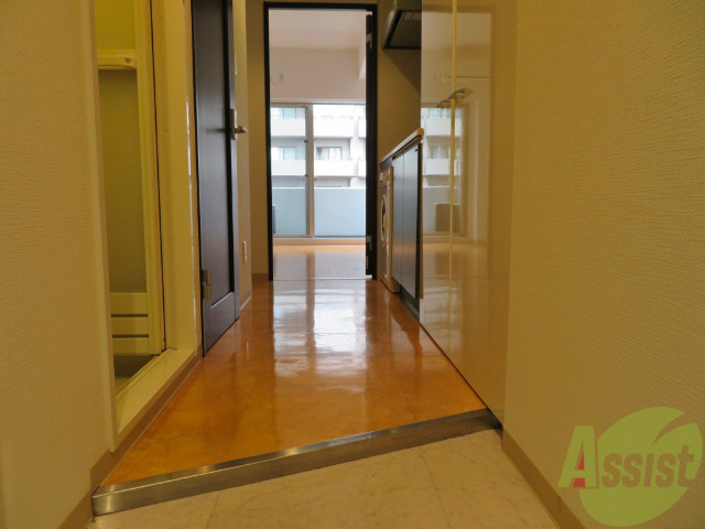 玄関　玄関から見た景色はこうなっています。白い明るい印象です。