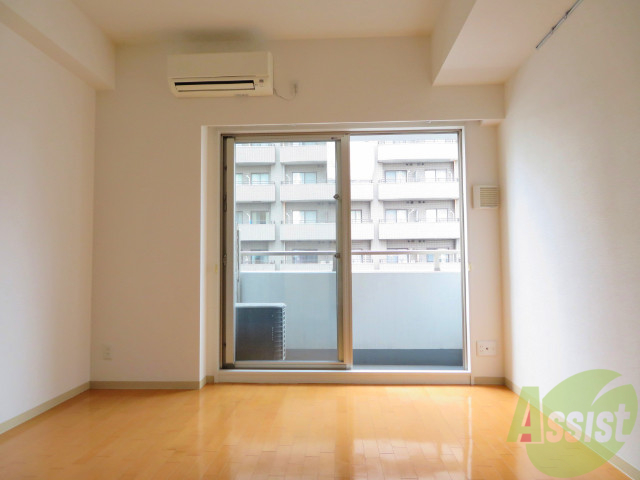 居室・リビング　広々とした窓が印象的なきれいなお部屋ですね。