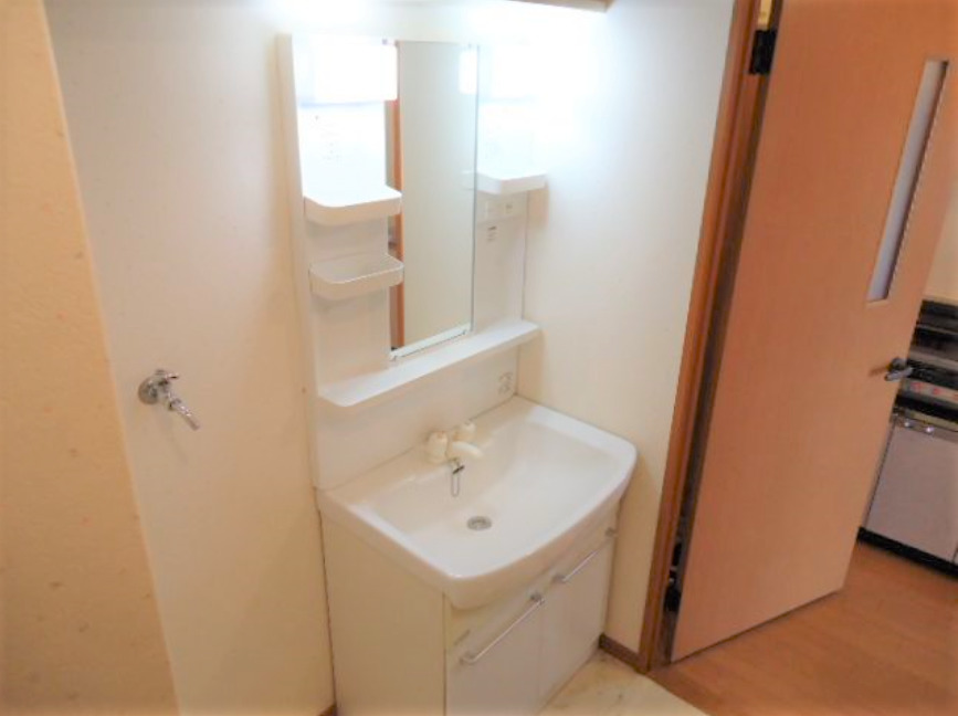 洗面設備　ゆったりとスペースのある洗面所