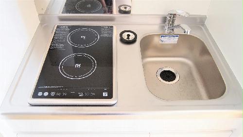 キッチン　2口の電気コンロまたはIHコンロとなります