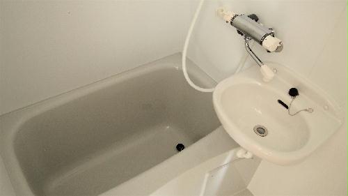 バス・シャワールーム　洗面台とユニット式のお風呂です