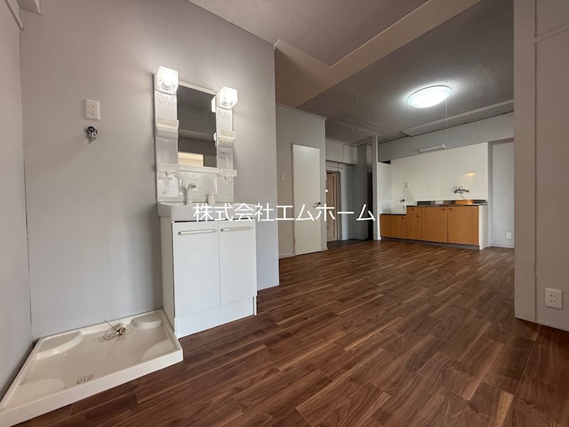 居室・リビング　ＬＤＫ11帖　独立洗面台シャンプードレッサー室内洗濯機置き場