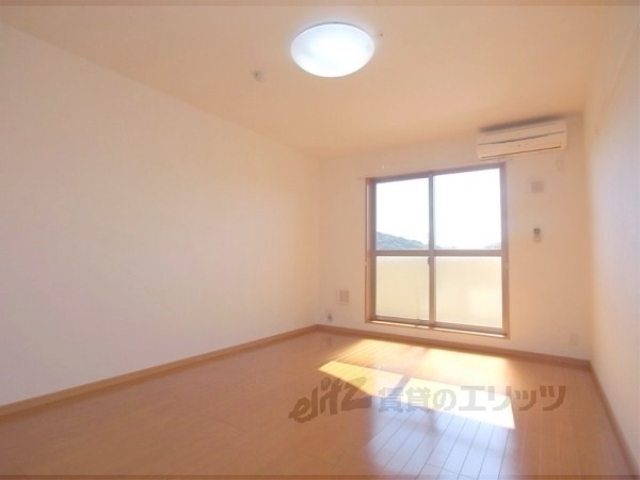 居室・リビング　単身には十分な９．４帖の洋室です。