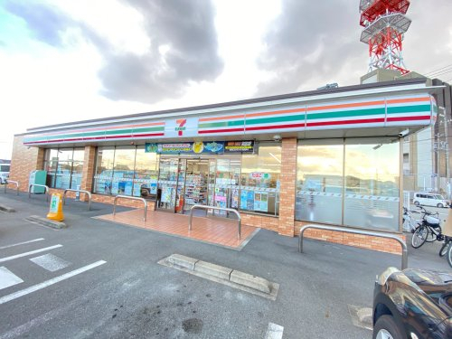 コンビニ　セブンイレブン松阪荒木町店（コンビニ）まで487m