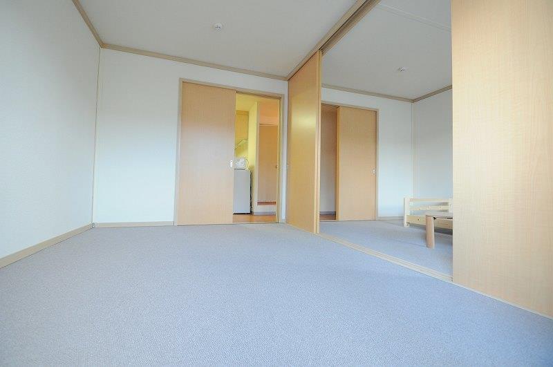 居室・リビング　仕切り戸も大きく広々としています