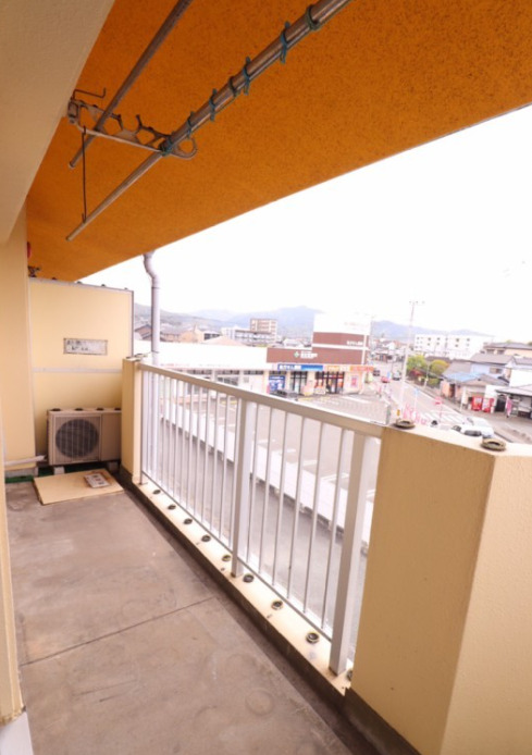 バルコニー　陽当たり良好なバルコニーです