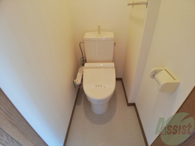 トイレ　ウォシュレット機能がついたトイレです。安心して使用できます。