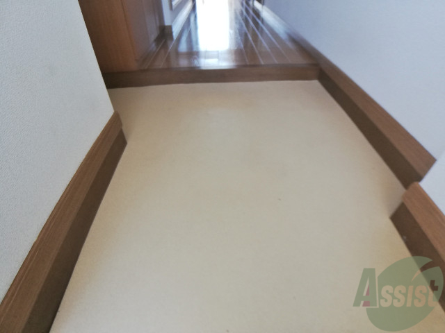 玄関　玄関の様子です。広い洋室にすぐ繋がっています。