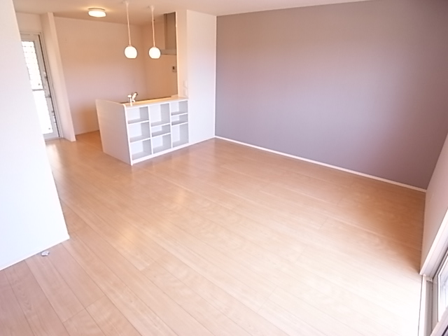 居室・リビング　アクセントクロスでオシャレなリビング