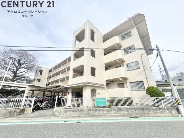 建物外観　敷地内に駐車場あります☆