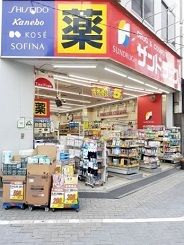 ドラックストア　サンドラッグ巣鴨店（ドラッグストア）まで379m