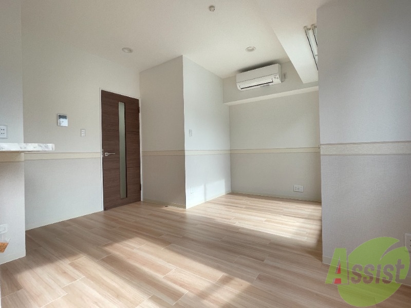 居室・リビング　１１．８８帖の洋室になります。生活のメインになるお部屋です。