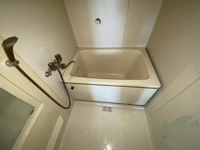 バス・シャワールーム　こちらはお風呂。一日の疲れをここで癒してください。