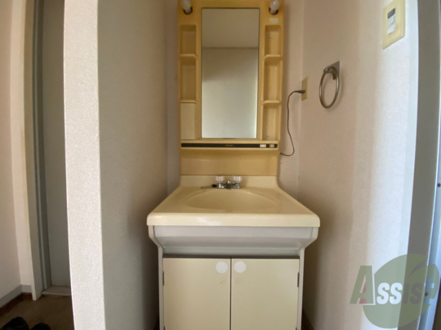 洗面設備　洗面台。朝の身支度はここでばっちり決めましょう。