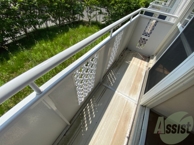 バルコニー　バルコニー。洗濯物がはかどりそうな広さがありますよ。