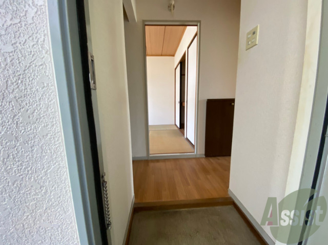 玄関　玄関の様子です。明るい印象ですね。気分もあがりそう。