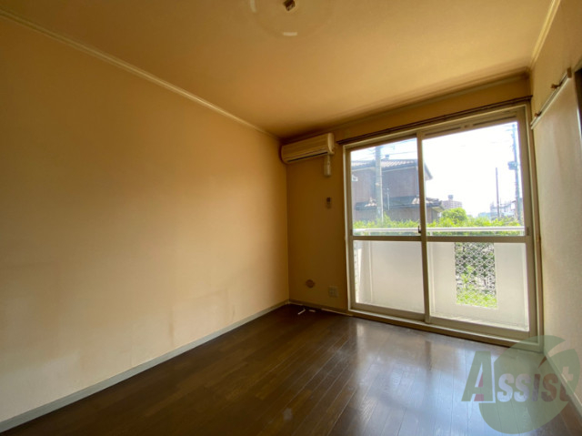 居室・リビング　６帖の洋室です。広々として、きれいですね。