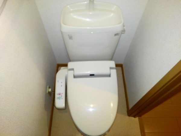 トイレ　温水シャワー付きトイレです