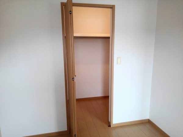 収納　ウォークインクロゼットでたっぷり収納