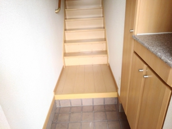 玄関　入ってすぐに内階段あります