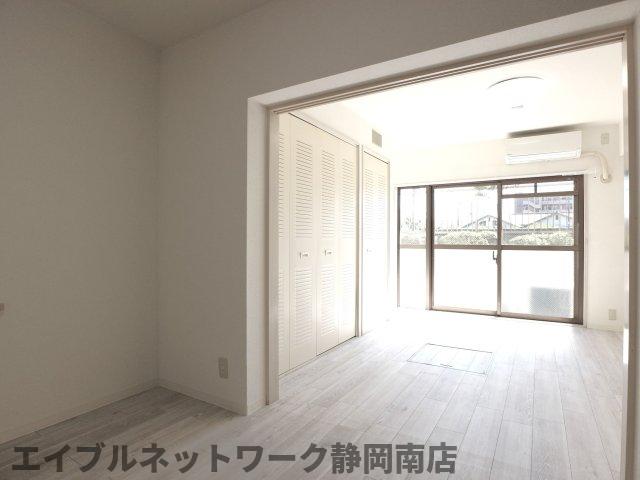 居室・リビング　こちらの居間で趣味の時間をお楽しみください