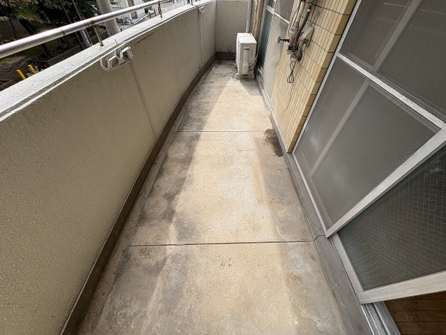 バルコニー　暖かな日差しのふりそそぐバルコニー