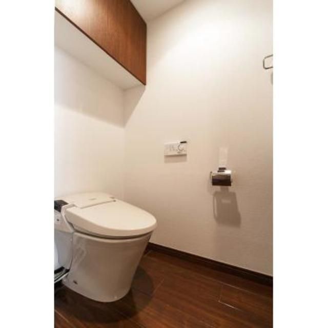 トイレ　落ち着いた色調のトイレです