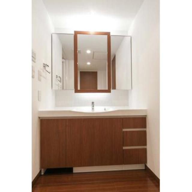 洗面設備　ゆったりとスペースのある洗面所