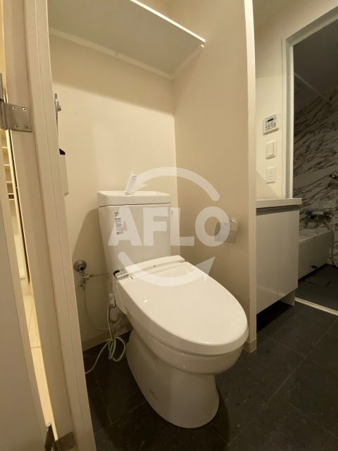 トイレ　エスライズ堺筋本町　温水洗浄便座