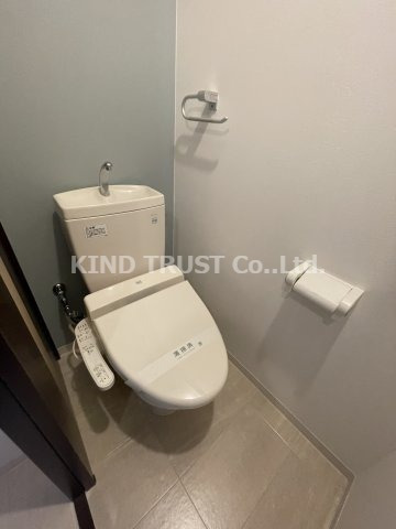 トイレ　落ち着いた色調のトイレです