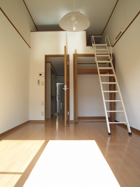 居室・リビング　●明るい居室で、ごゆっくりお過ごしください！