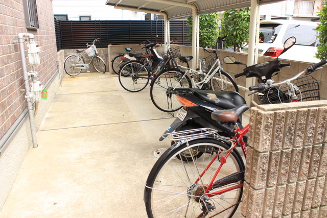 駐車場　雨の日も安心♪屋根つき駐輪場
