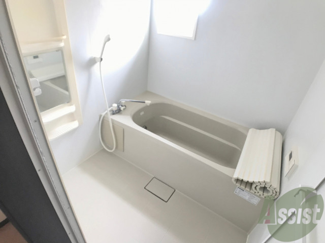 バス・シャワールーム　こちらはお風呂。一日の疲れをここで癒してください。