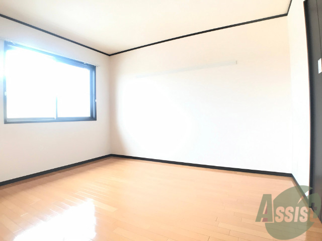 その他部屋・スペース　７帖の洋室です。広々として、きれいですね。