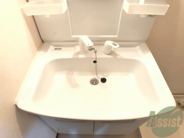 洗面設備　洗面台。朝の身支度はここでばっちり決めましょう。