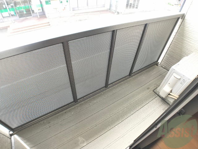 バルコニー　バルコニー。洗濯物がはかどりそうな広さがありますよ。