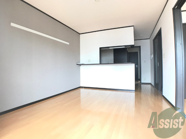 居室・リビング　１１．３帖のＬＤＫ。引き戸を開けると解放感があります。