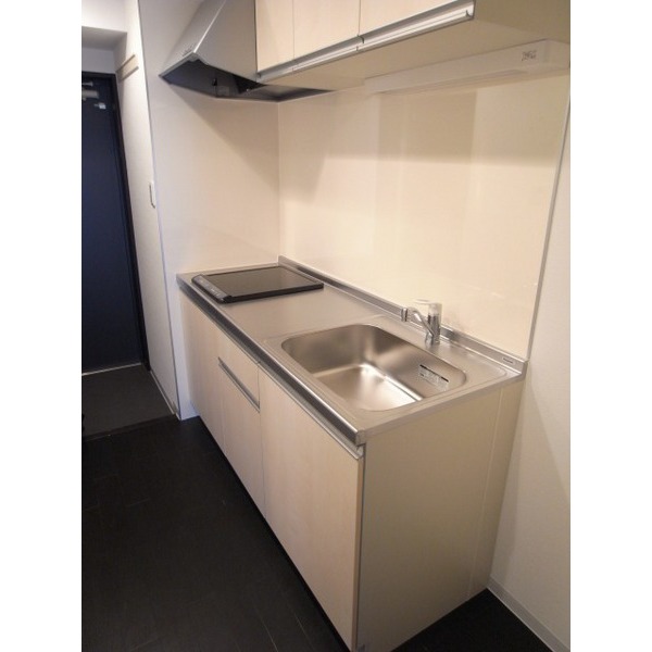 キッチン　１Ｋには珍しい窓付きの浴室