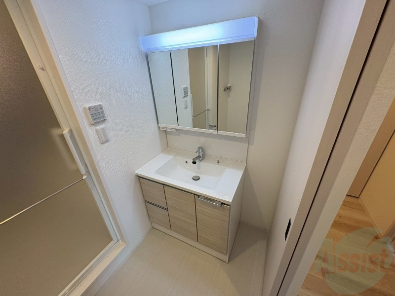 洗面設備　大きくて使いやすそうな独立洗面台になっています。