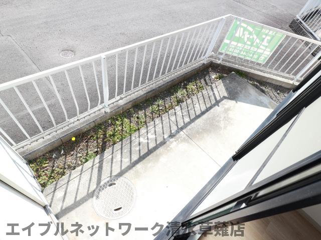 バルコニー　暖かな日差しのふりそそぐバルコニー