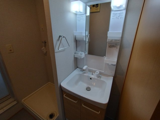 洗面設備　明るい洗面所です