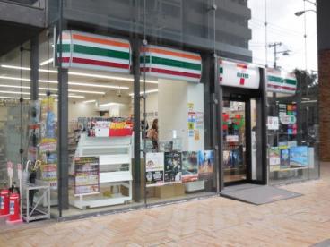 コンビニ　セブンイレブン 新大阪ブリックビル店（コンビニ）まで853m